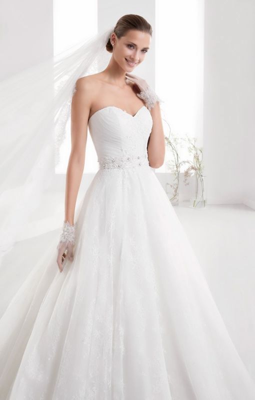 Robe de mariée princesse AURORA en dentelle fine PLUS DISPONIBLE